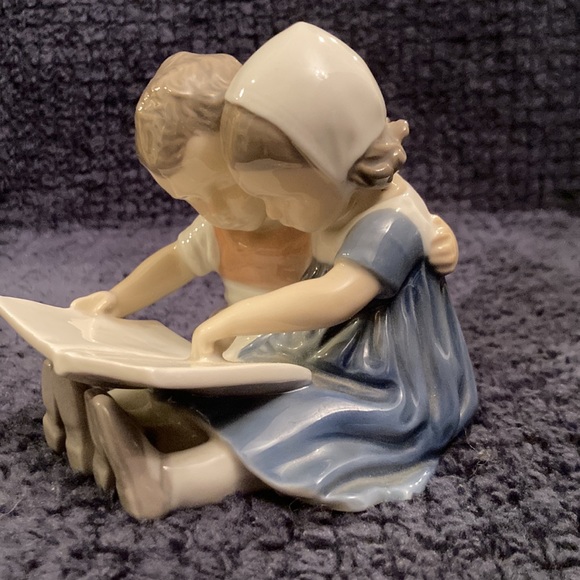 Coppenhagen Bing & Grondahl “Children Reading” figurine - Picture 2 of 6